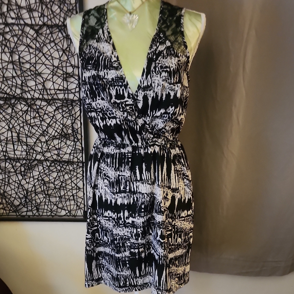 Tela Urban Outfitters V-Neck Black Lace Inset Geometric Moody Dress Sz Medium M